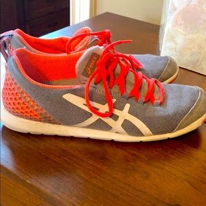 ASICS metrolye- size 6